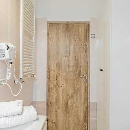 Deluxe 2 Bedrooms With Terrace - Coresi Mall