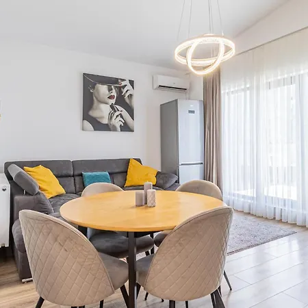 Cozy Deluxe 2 Bedrooms With Terrace - Coresi Mall