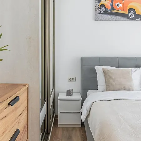 Apartment Cozy Deluxe 2 Bedrooms With Terrace - Coresi Mall