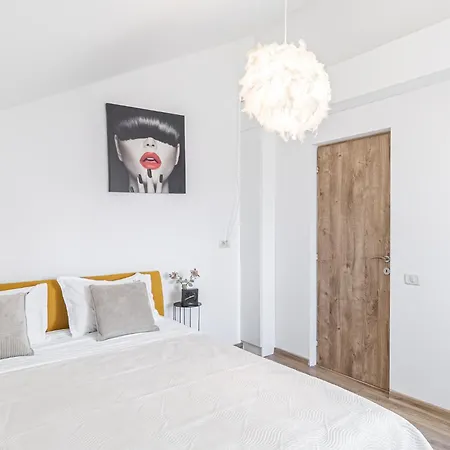 Apartamento Deluxe 2 Bedrooms With Terrace - Coresi Mall